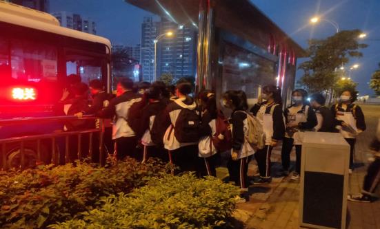 關(guān)愛點滴做起，構(gòu)建文明公交