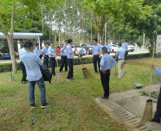 組織開展環(huán)境整治，共建綠色公交家園
